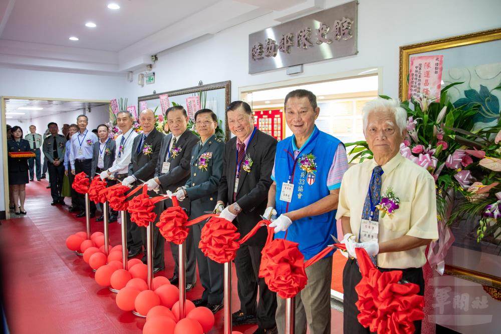 洪指揮官與先進代表為陸勤部新建隊史館剪綵。（軍聞社記者王進福攝）