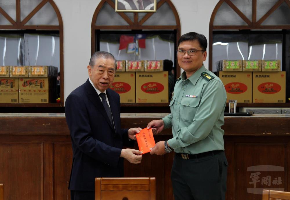李棟樑慰問五指山軍墓組  感謝官兵為國辛勞