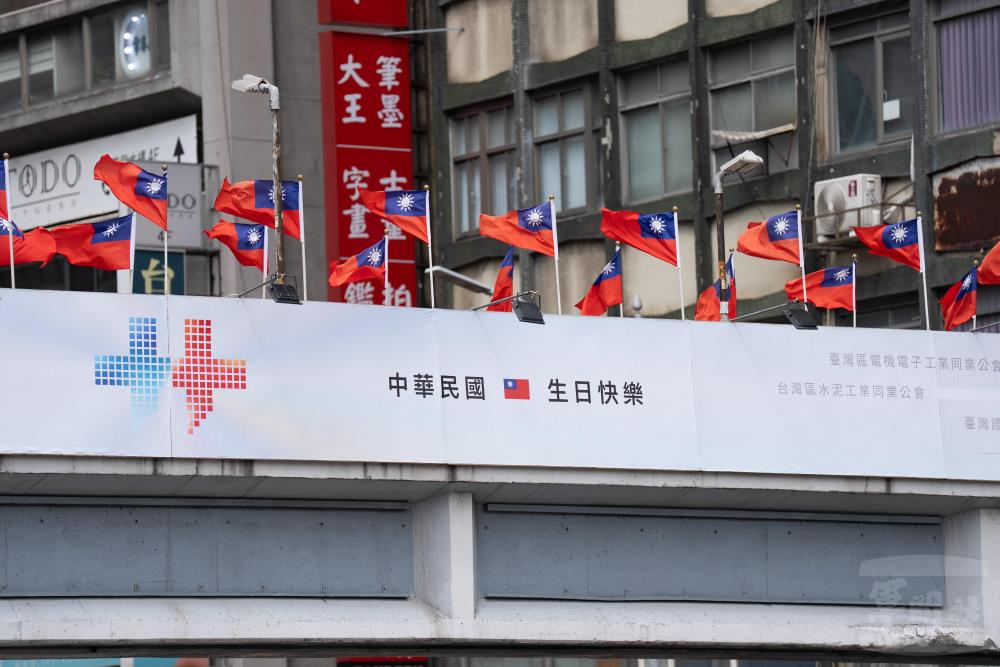 臺北市各地掛滿國旗與國慶相關文宣。（軍聞社記者林庭暉攝）
