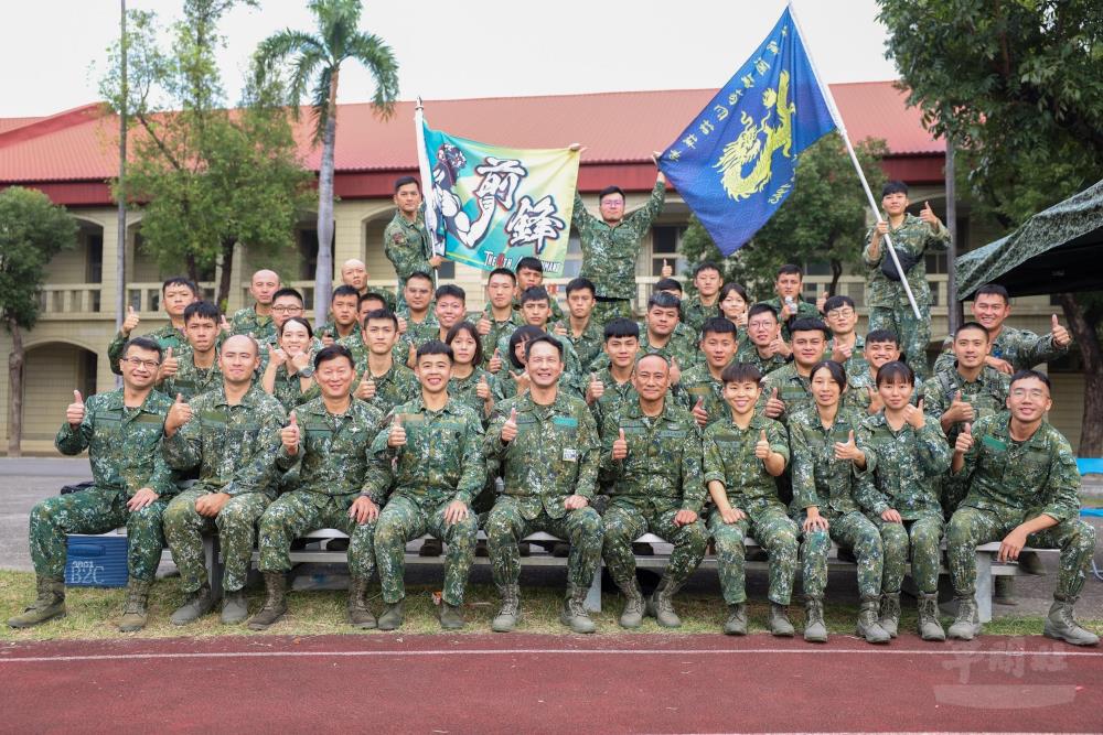 蘭指部指揮官許少將肯定官兵在連日賽事中展現的耐力與紀律。（蘭指部提供）