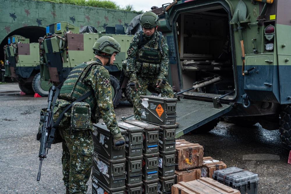官兵將彈藥裝載上車。（333旅提供）