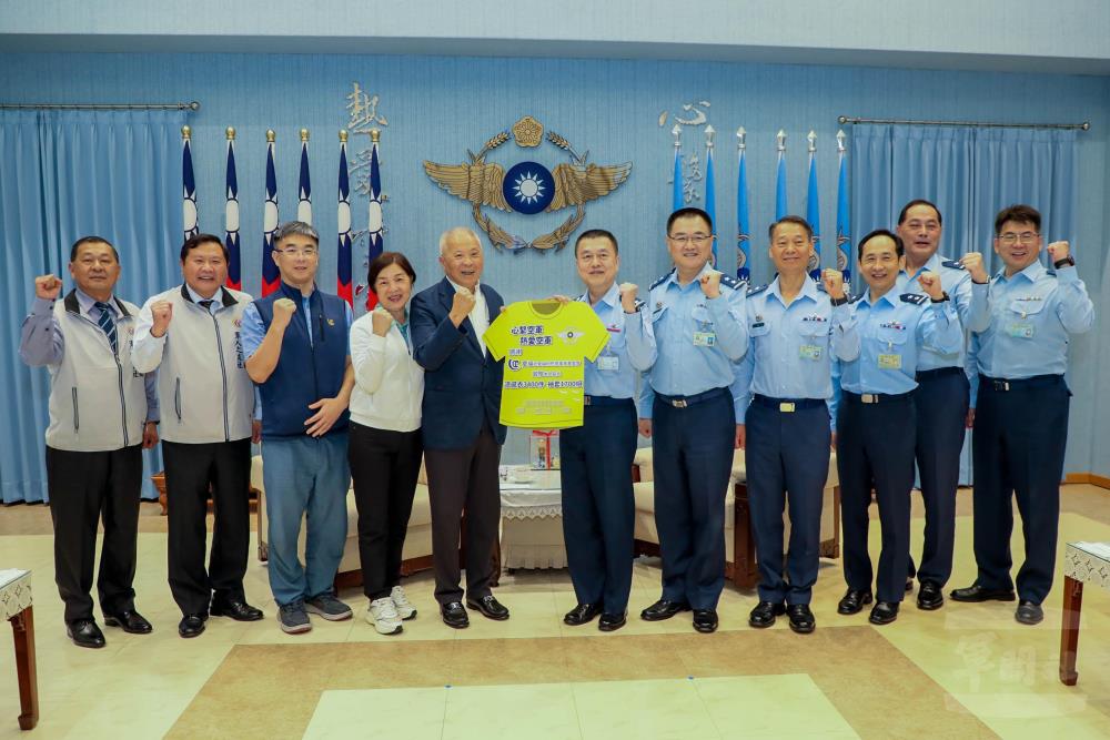 企業敬軍慰訪國軍單位　感謝官兵堅守崗位