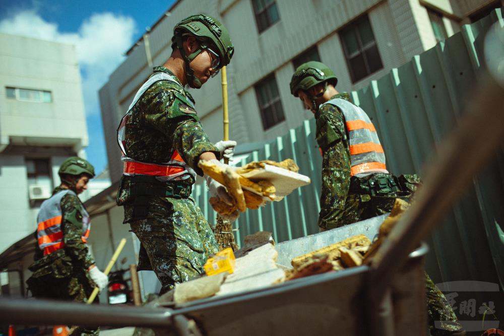 第四作戰區官兵於新營區協助清運災後廢棄物（軍聞社記者邱奕菖攝）