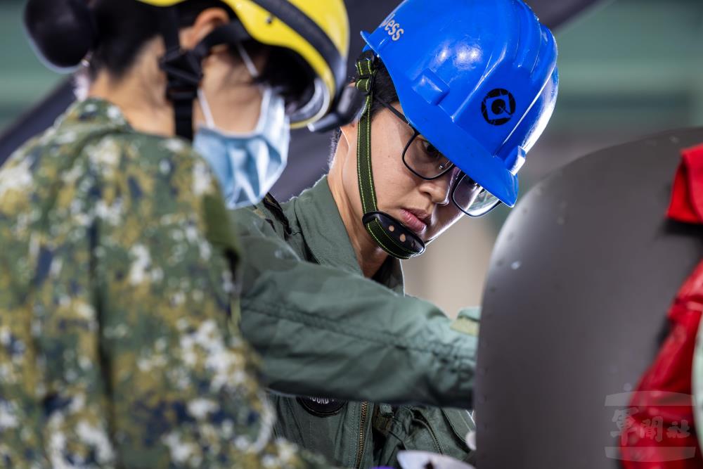 李宜潔工作時不忽略任何細節。（軍聞社記者蔡枋澐攝）