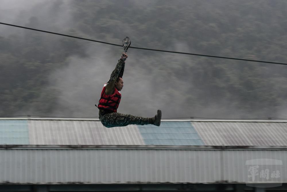 突擊兵學員勇敢躍出信心塔，正式成為合格的突擊兵。（軍聞社記者李恬恬攝）