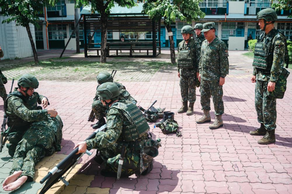 柏副部長視導教召訓練戰傷救護課程。（軍聞社記者林庭暉攝）