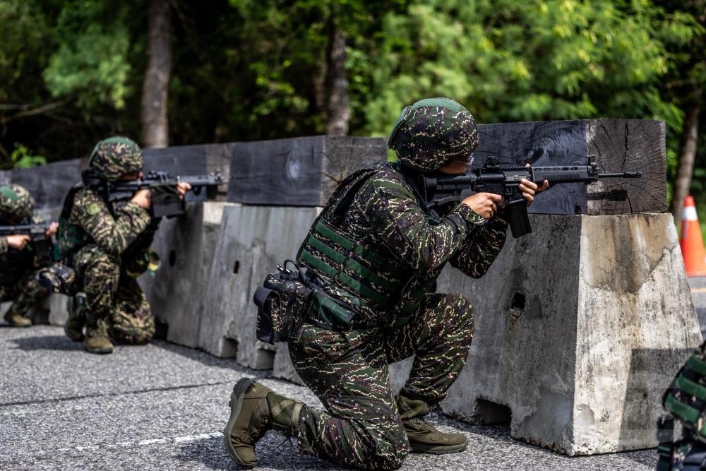 陸戰隊官兵對模擬敵特工人員實施火力壓制及包圍控制。（青年日報提供）