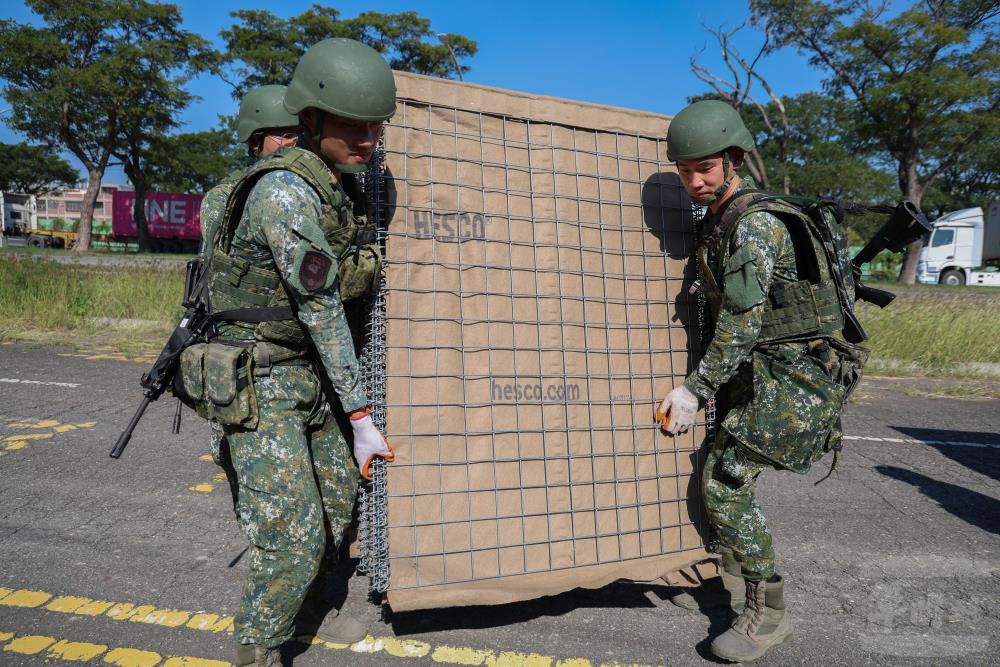 54工兵群官兵架設機動阻絕器材。（軍聞社記者林澤廷攝）