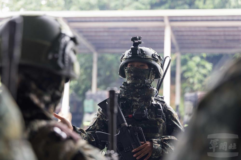 排長下達安全規定。（軍聞社記者李恬恬攝）