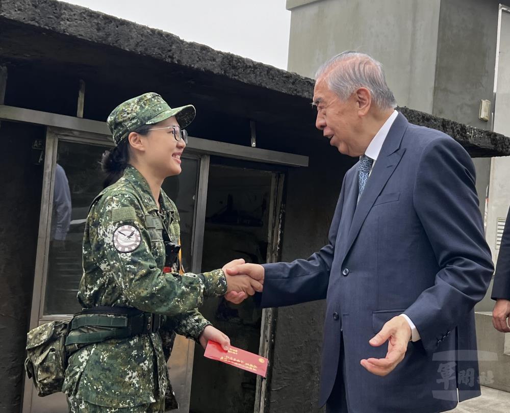 李榮譽理事長前往哨所慰問執勤人員。（軍友社提供）