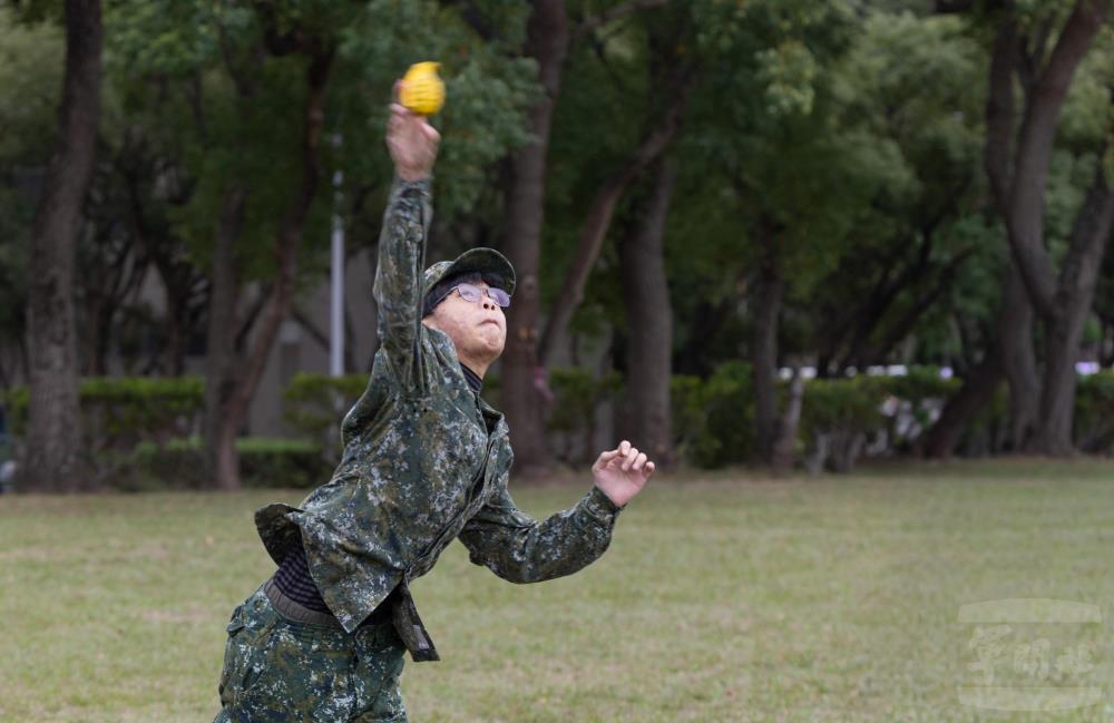學員體驗手榴彈投擲。（軍聞社記者吳柏融攝）