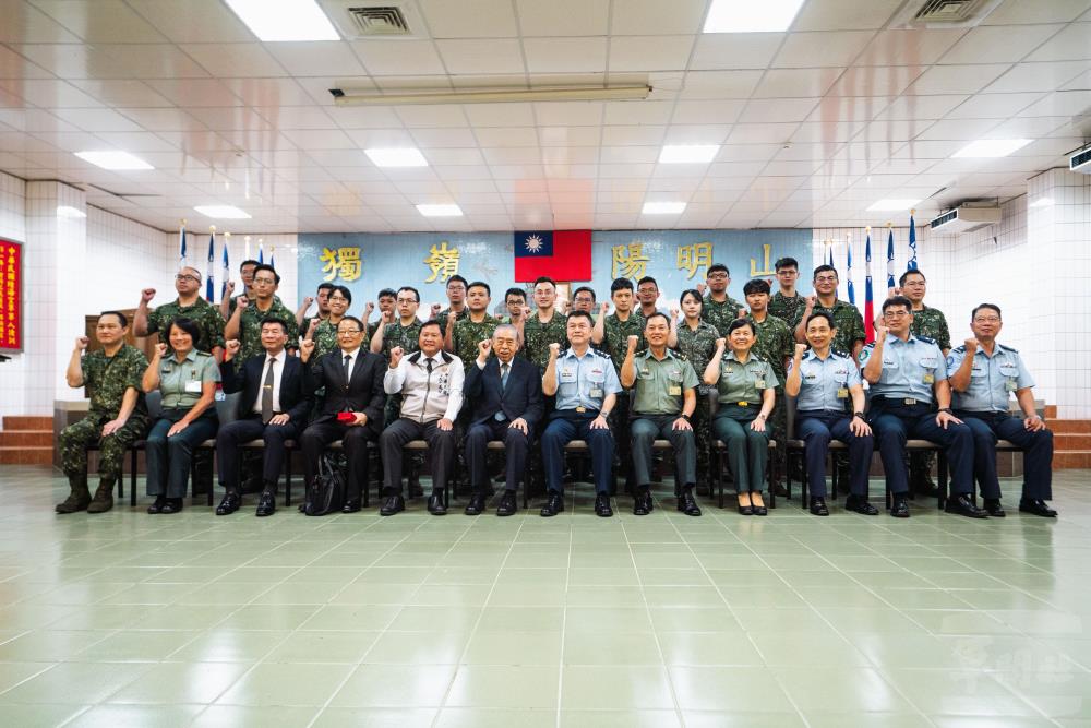 李榮譽理事長與官兵合影。(軍聞社記者李恬恬攝) 李榮譽理事長與官兵合影。(軍聞社記者李恬恬攝)