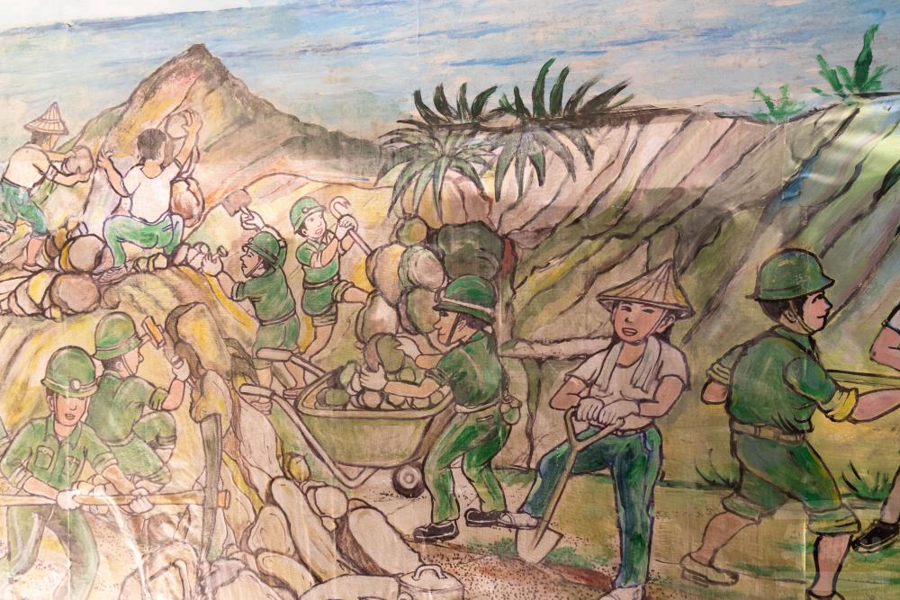 兵棋室內壁畫，敘述早年構築過程。（軍聞社記者吳柏融攝）