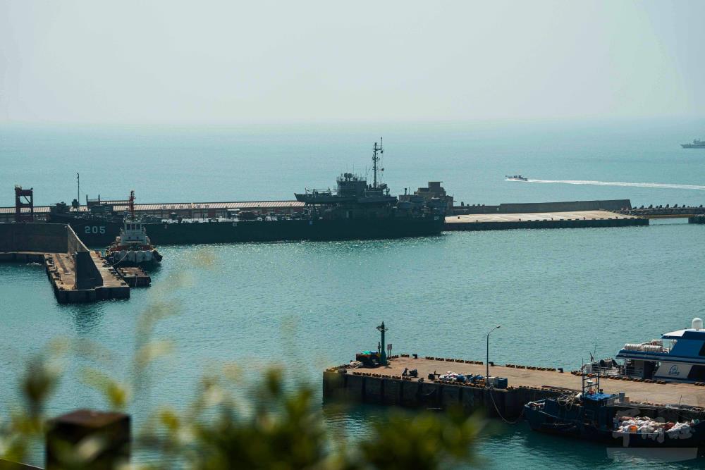 軍艦停靠中柱港實施運補。（軍聞社記者呂尚俞攝）