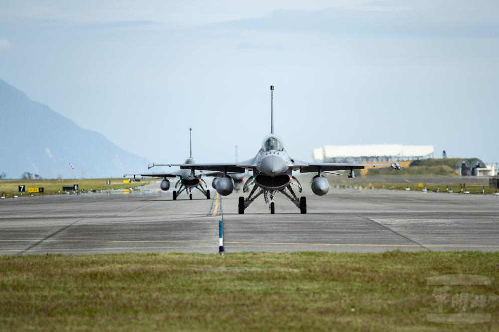 第五聯隊F-16型機於跑道滑行。（軍聞社記者王茗生攝）