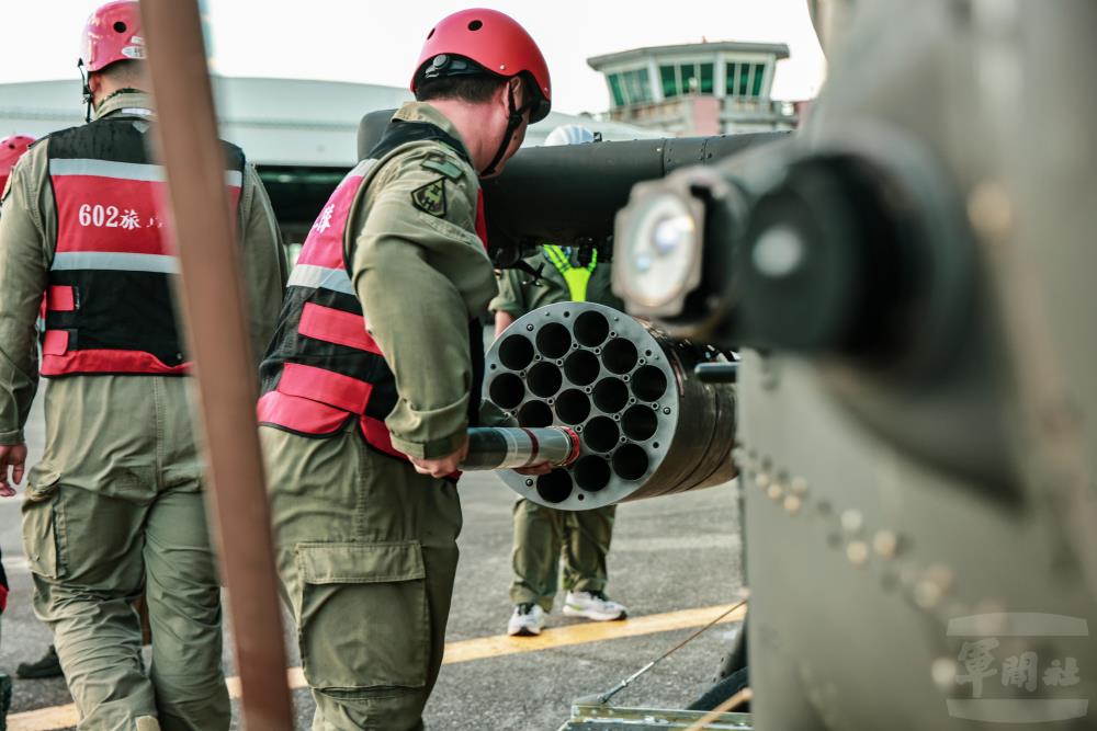 官兵實施彈藥掛載及各項射擊前整備。(青年日報提供) 官兵實施彈藥掛載及各項射擊前整備。(青年日報提供)