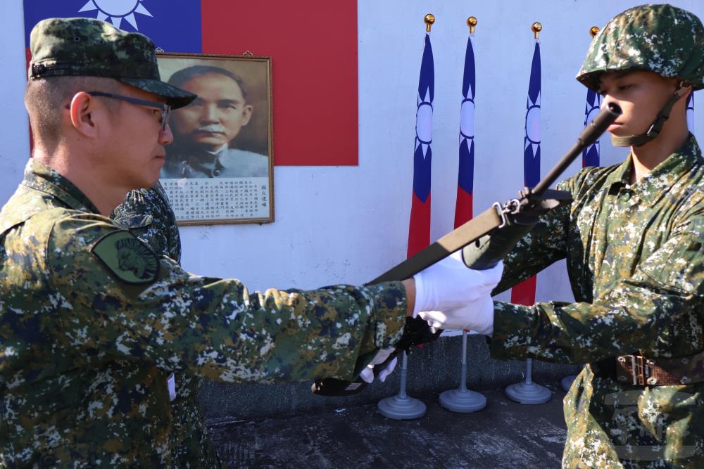 陸軍步兵第104旅參謀主任張上校授予入伍生代表象徵軍人責任及戰鬥意志的步槍。(陸軍第十軍團提供) 陸軍步兵第104旅參謀主任張上校授予入伍生代表象徵軍人責任及戰鬥意志的步槍。(陸軍第十軍團提供)