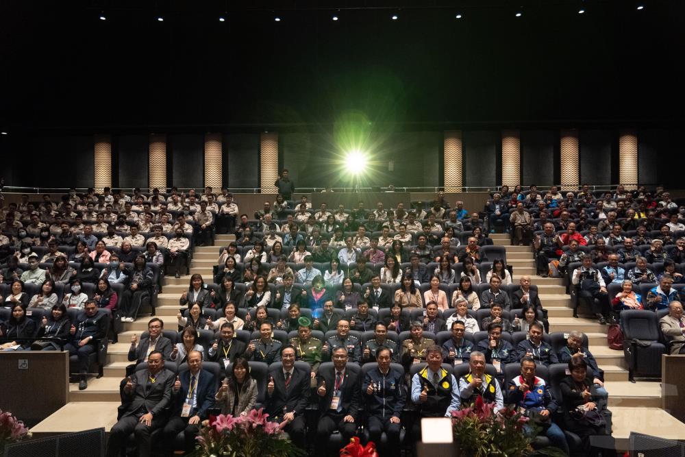 出席典禮貴賓與獲獎者共同合影。（軍聞社記者呂尚俞攝）