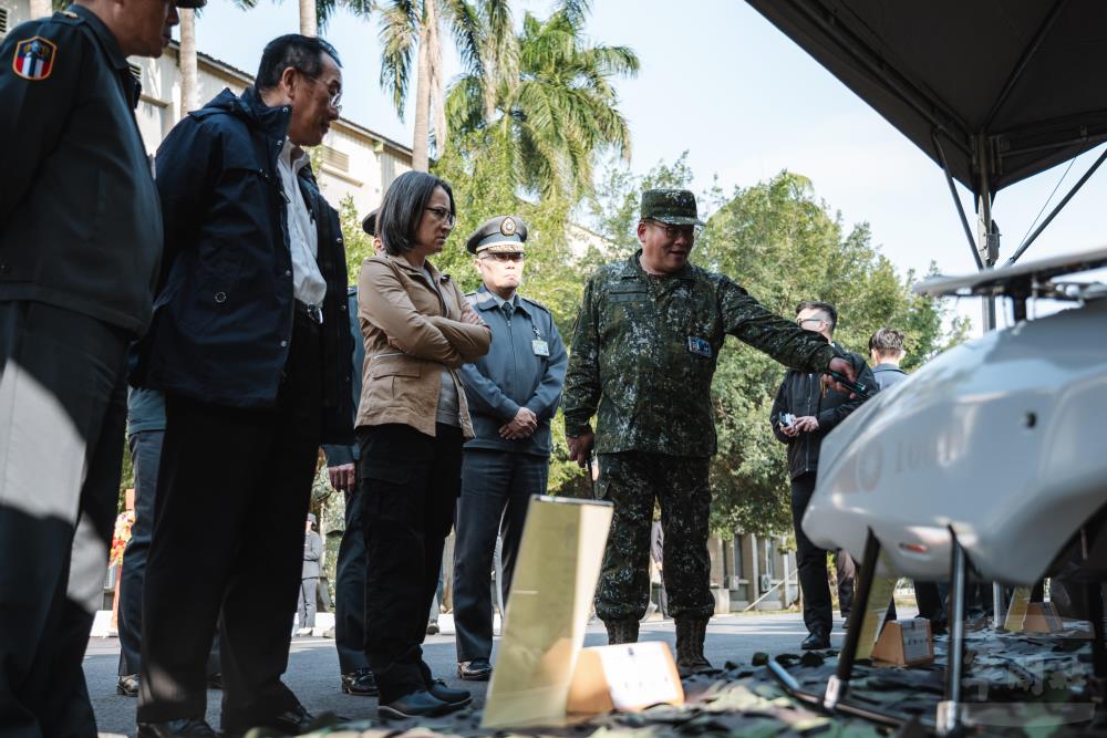 蕭副總統聽取簡報及說明。（軍聞社記者陳彥樺攝）