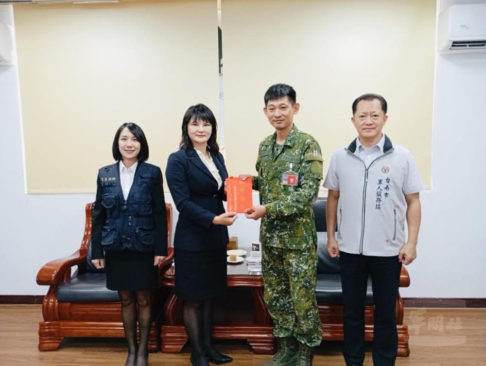 軍友保險公司敬軍團日前前往南部地區部隊實施秋節慰問。（臺南市軍人服務站提供）