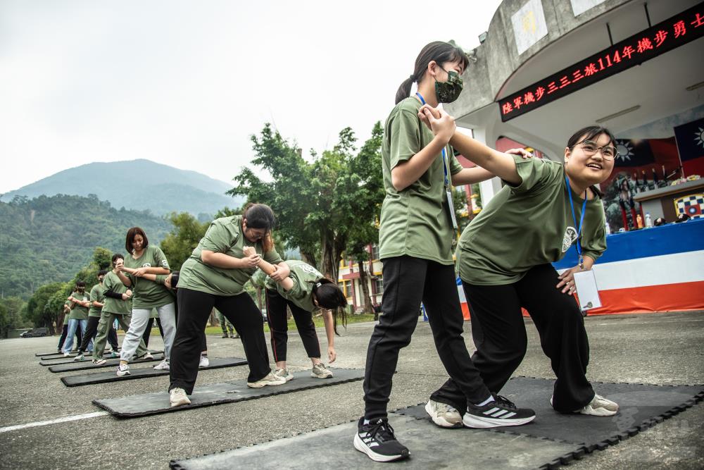 學員們學習擒拿術技巧。(軍聞社記者王茗生攝）