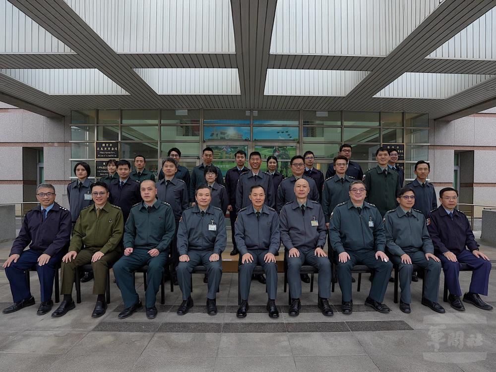 鍾副部長與軍法同仁合影，祝賀佳節愉快。（軍聞社記者吳東昇攝）