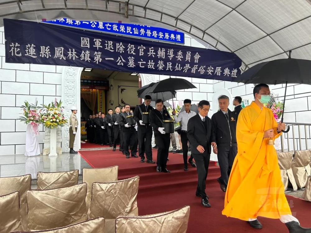 常總裁捐贈經費，協助榮民公墓修復與遷移。（花蓮榮服處提供）