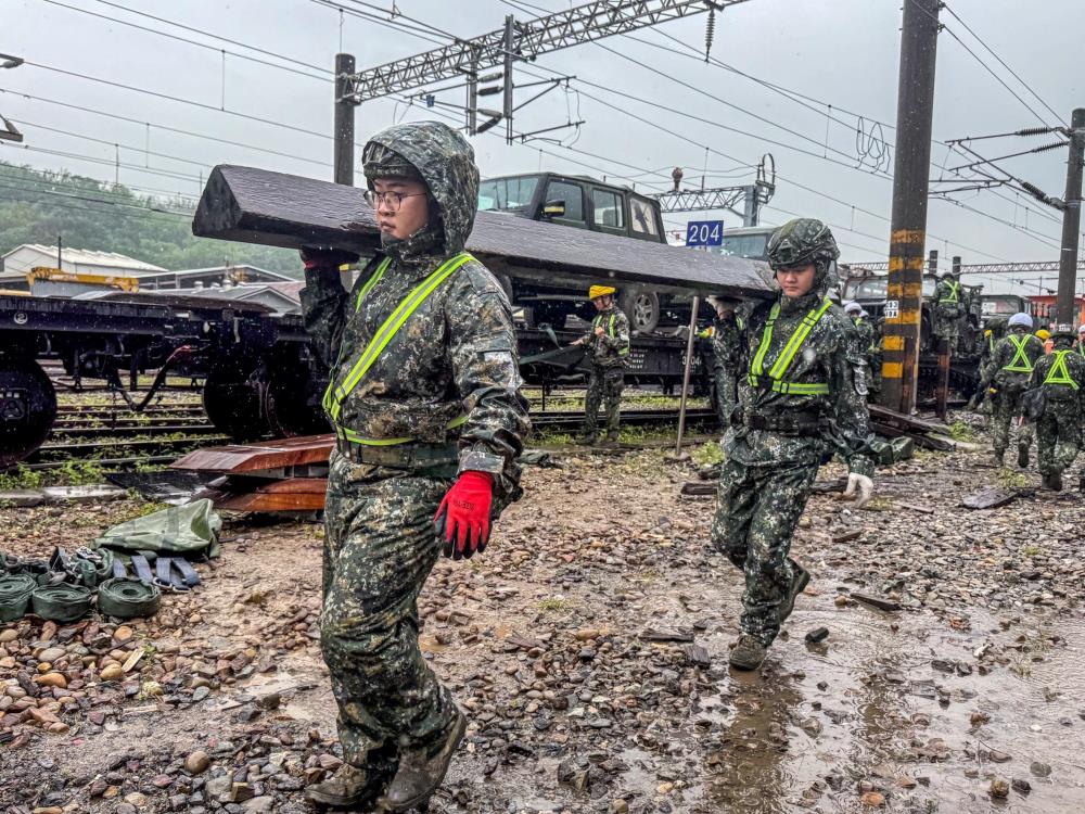 官兵分工合作完成裝備搬運。（陸軍聯兵234旅提供）