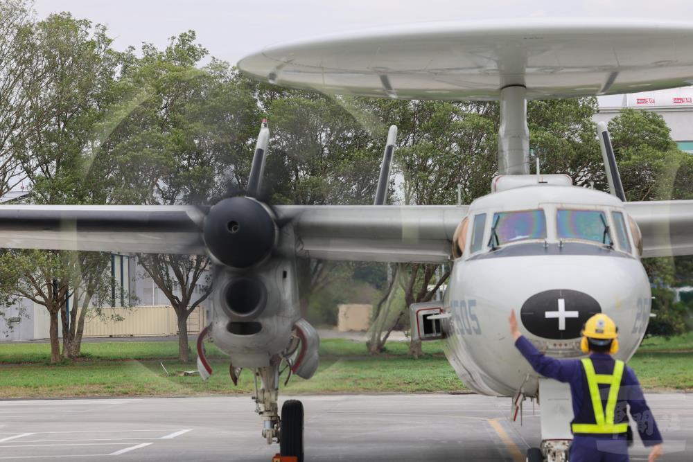 E-2K空中預警機起飛前測試。（軍聞社記者林澤廷攝）