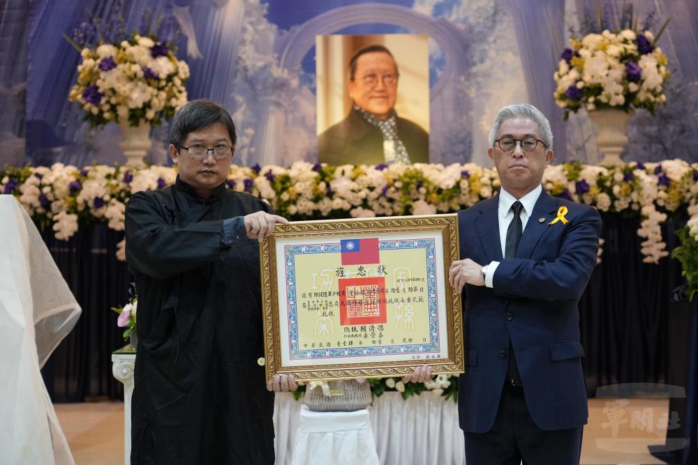 徐副部長代表總統頒授「旌忠狀」。（軍聞社記者呂尚俞攝）