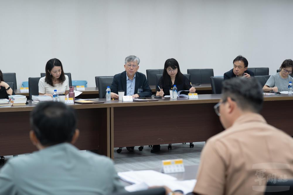 各領域評審委員交換意見，聚焦候選人對國防文化推廣與社會影響力進行綜合審議。（軍聞社記者陳彥樺攝）