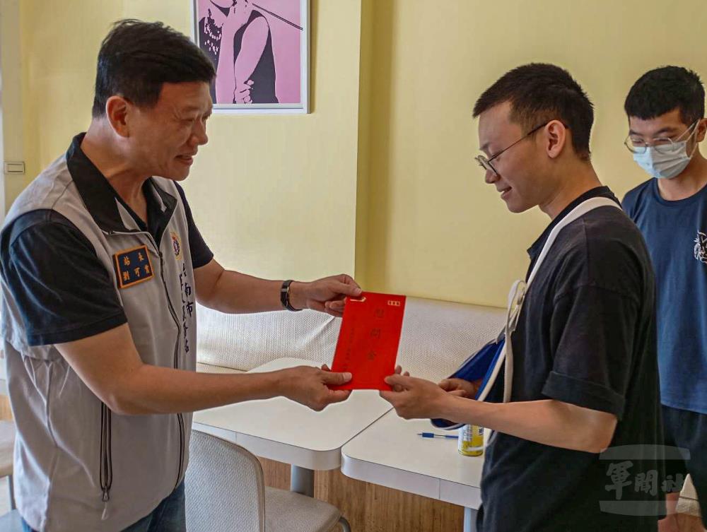 臺南市軍人服務站站長劉可雲慰問因公受傷官兵。(臺南市軍人服務站提供) 臺南市軍人服務站站長劉可雲慰問因公受傷官兵。(臺南市軍人服務站提供)