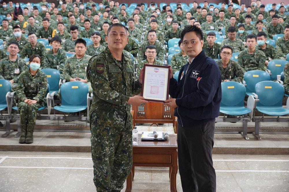 施指揮官致贈感謝狀。（陸軍通訓中心提供）