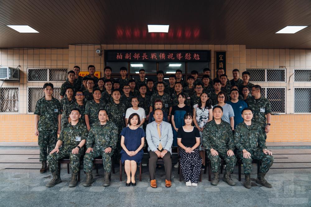 柏副部長與宜蘭縣後備指揮部官兵合影。（軍聞社記者吳東昇攝）