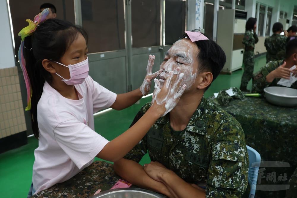 眷屬為父親洗臉，現場氛圍活潑趣味。（八軍團提供）