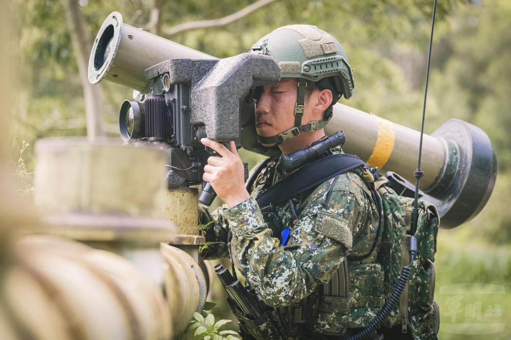 官兵熟稔操作標槍飛彈。（軍聞社記者陳傳奇攝）