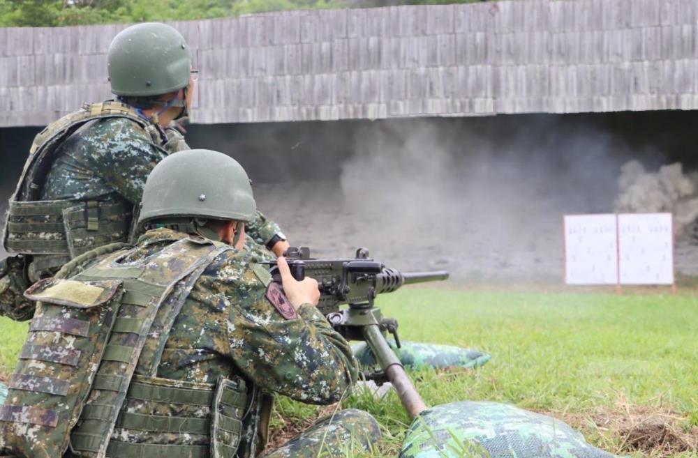 陸軍三九化學兵群偵消營實施射擊訓練。（陸軍第八軍團提供）