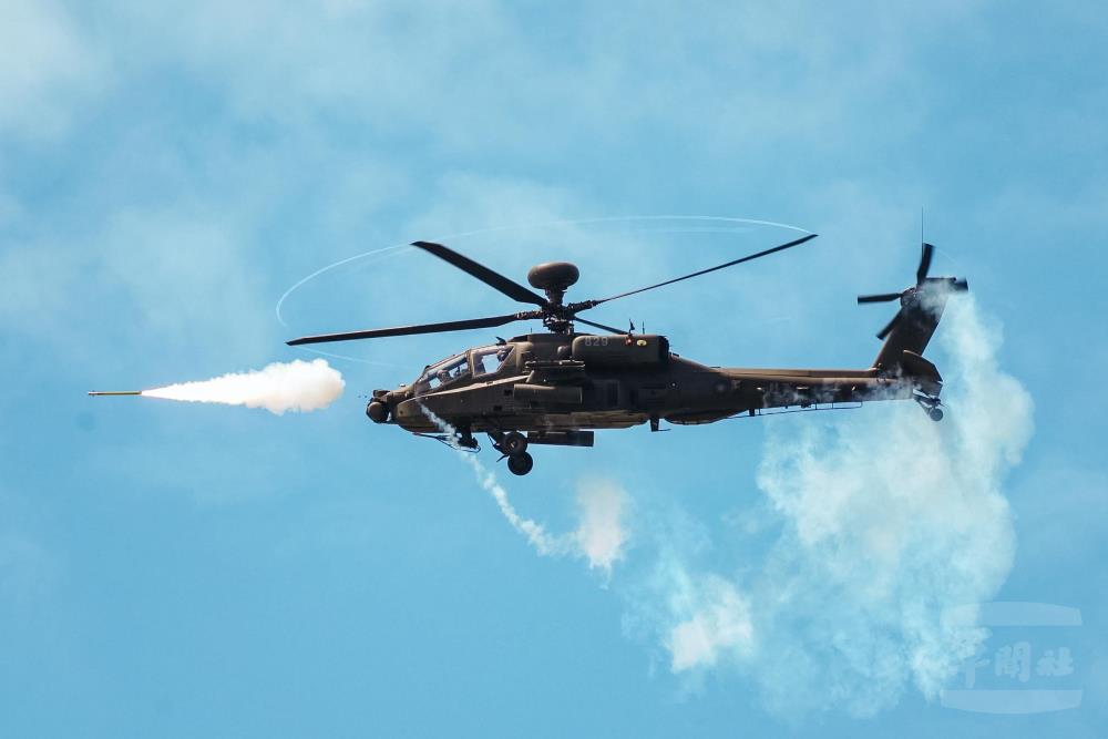 AH-64E直升機射擊刺針飛彈。（軍聞社記者林庭暉攝）