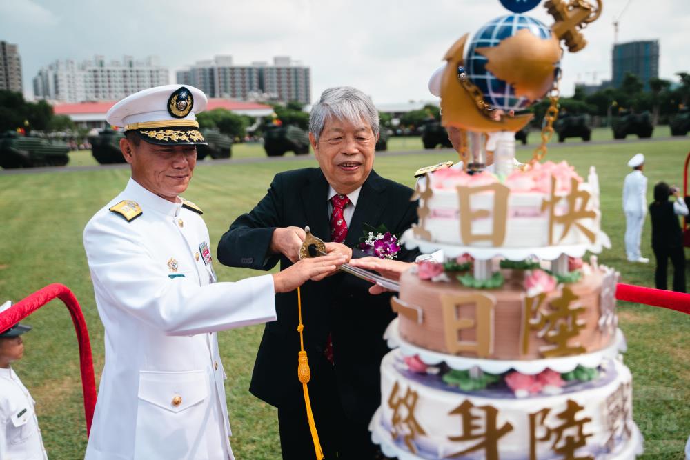 樊指揮官與前司令陳邦治上將共同切壽糕。（軍聞社記者林庭暉攝）
