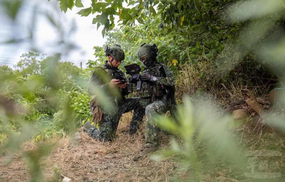 官兵運用無人機進行偵察。（軍聞社記者吳柏融攝）