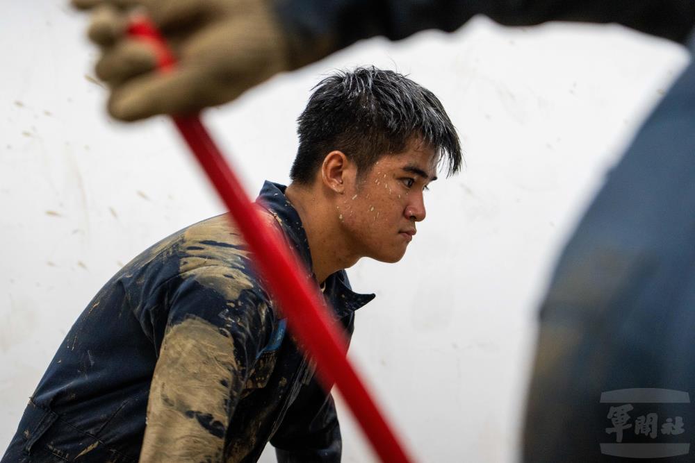 蘇支部官兵投入清淤工作，協助校方恢復正常教學環境。（軍聞社記者吳東昇攝）