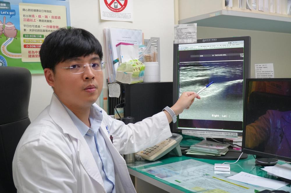 蔡醫師說明膝關節超音波影像，畫面顯示患者膝關節有明顯積水。（國軍臺中總醫院提供）