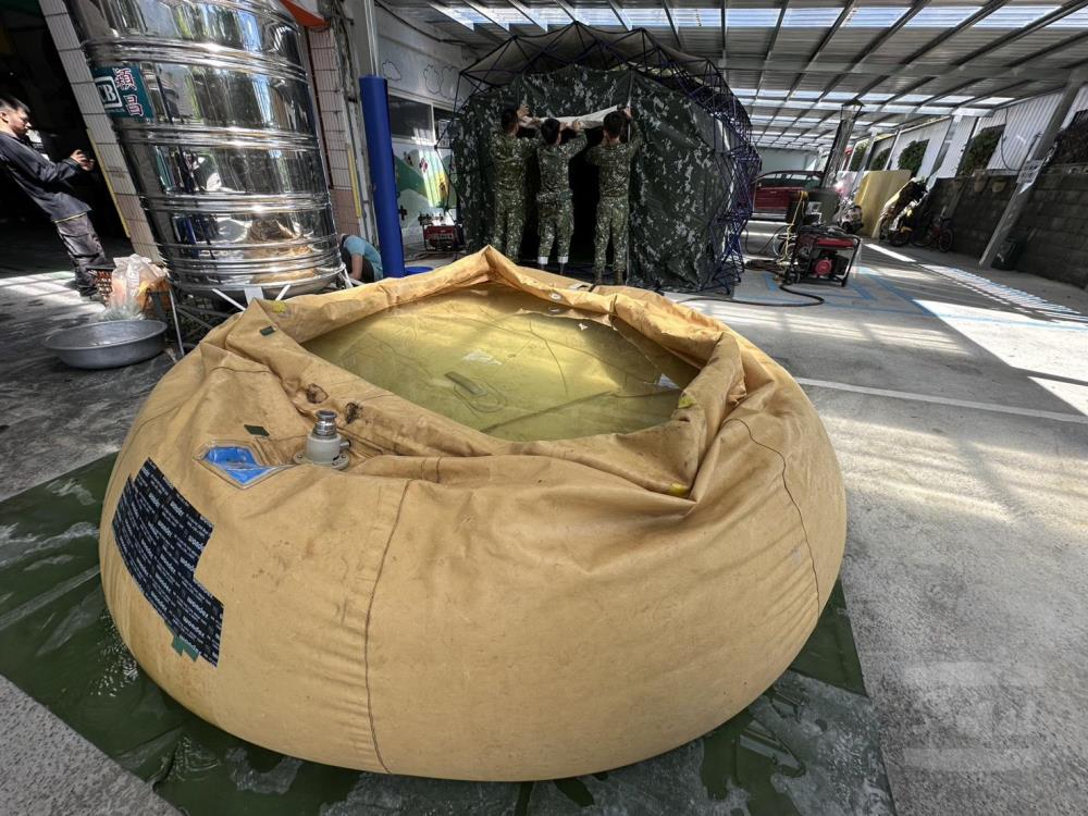 該設備配有5000公升水囊，依每人平均50公升計算，可供約100人使用。（軍聞社記者劉哲宇攝）