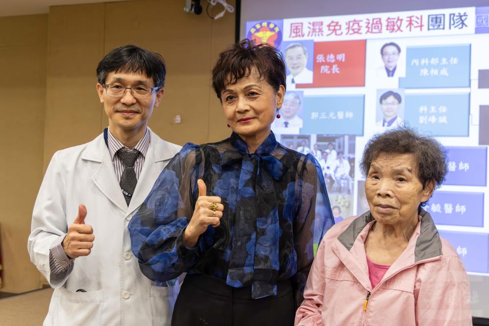 三總內科部風濕免疫科主任劉峰誠（左1）邀患者到場分享治療歷程。（軍聞社記者蔡枋澐攝）