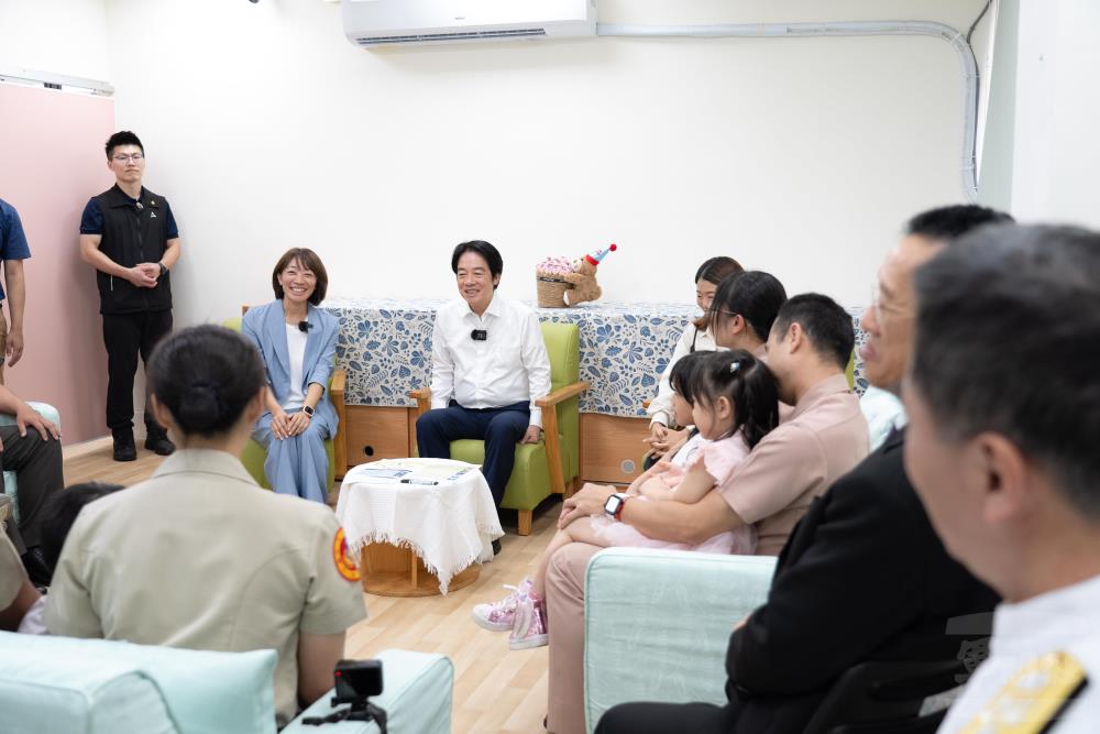 學童家長與賴總統分享育兒經驗。（軍聞社記者林庭暉攝）