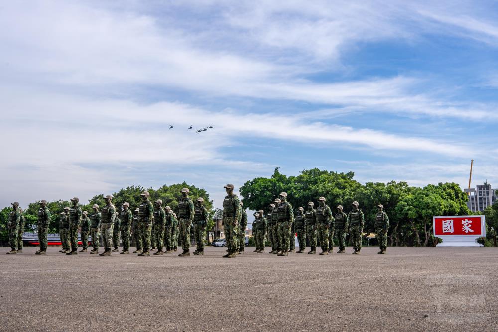 AH-1W攻擊直升機空中分列式通過成功嶺上空。（軍聞社記者尤昱翔攝）