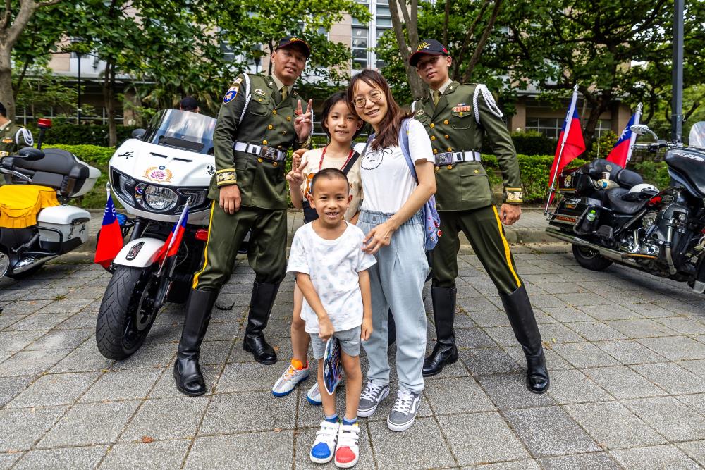 民眾與官兵合影。（憲指部提供）