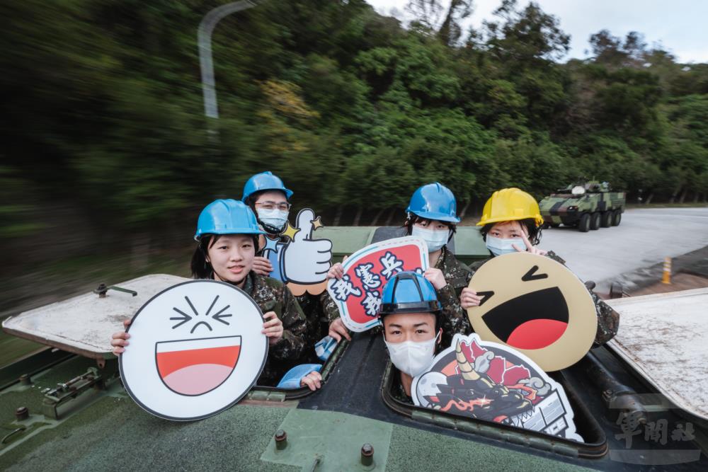 學員搭乘雲豹甲車，親自體驗國造裝備的優異性能。（軍聞社記者陳彥樺攝）