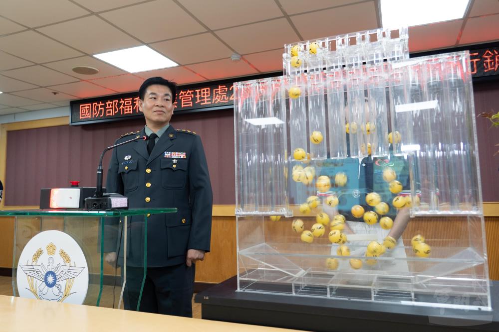 邱處長抽出202604期幸運得主。（軍聞社記者陳彥樺攝）