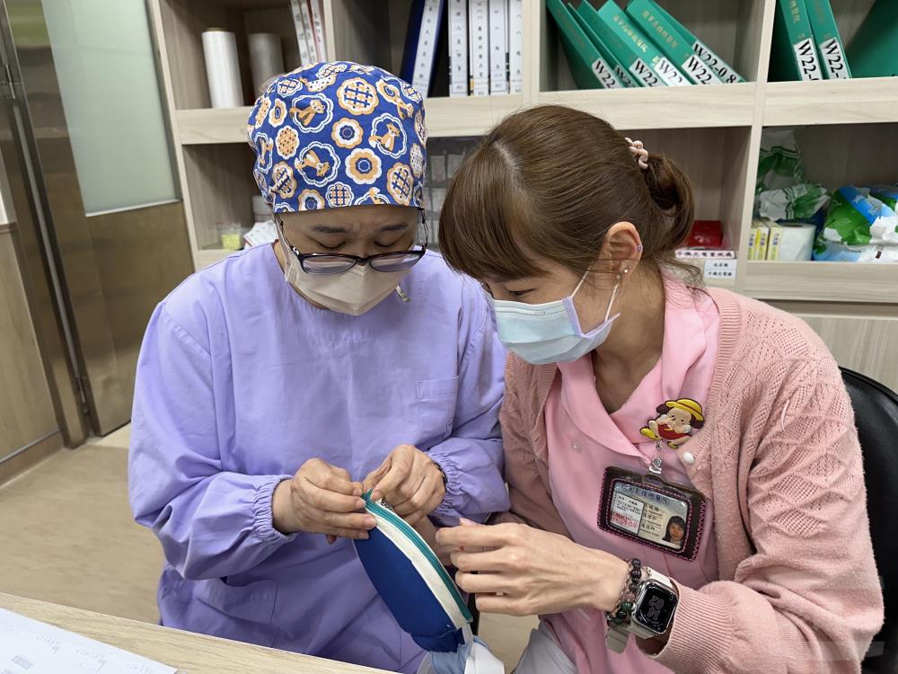 王曉梅督導與薛淑仁書記討論研發調整方向。（國軍高雄總醫院提供）